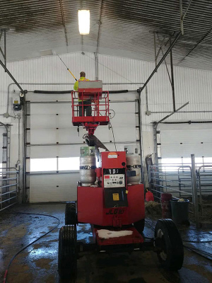Sedgrose-Farms.-Barn-and-parlour-all-steam-washed-up-and-looking-great